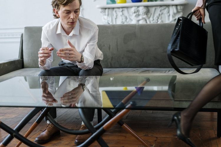 Orang yang Membungkuk saat Duduk? 7 Pengalaman Masa Kecil Ini Bisa Jelaskan, Menurut Psikolog