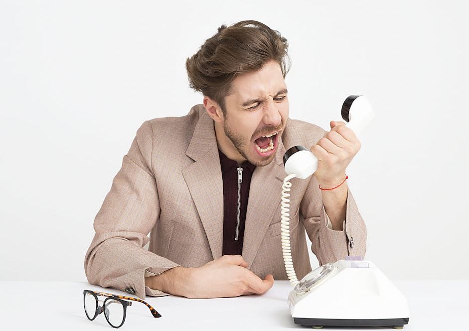 Cara Menghadapi Teror Pesan Debt Collector Pinjol dengan Bijak