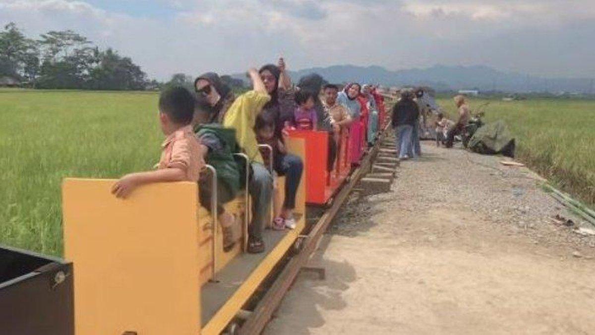 Menjelajahi Dangdeur Van Java: Pengalaman Kereta Tua di Hamparan Sawah Bandung