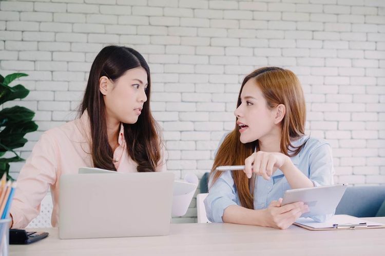 Hindari Curhat Soal Ini! 5 Hal yang Sebaiknya Jangan Dibagi ke Rekan Kerja